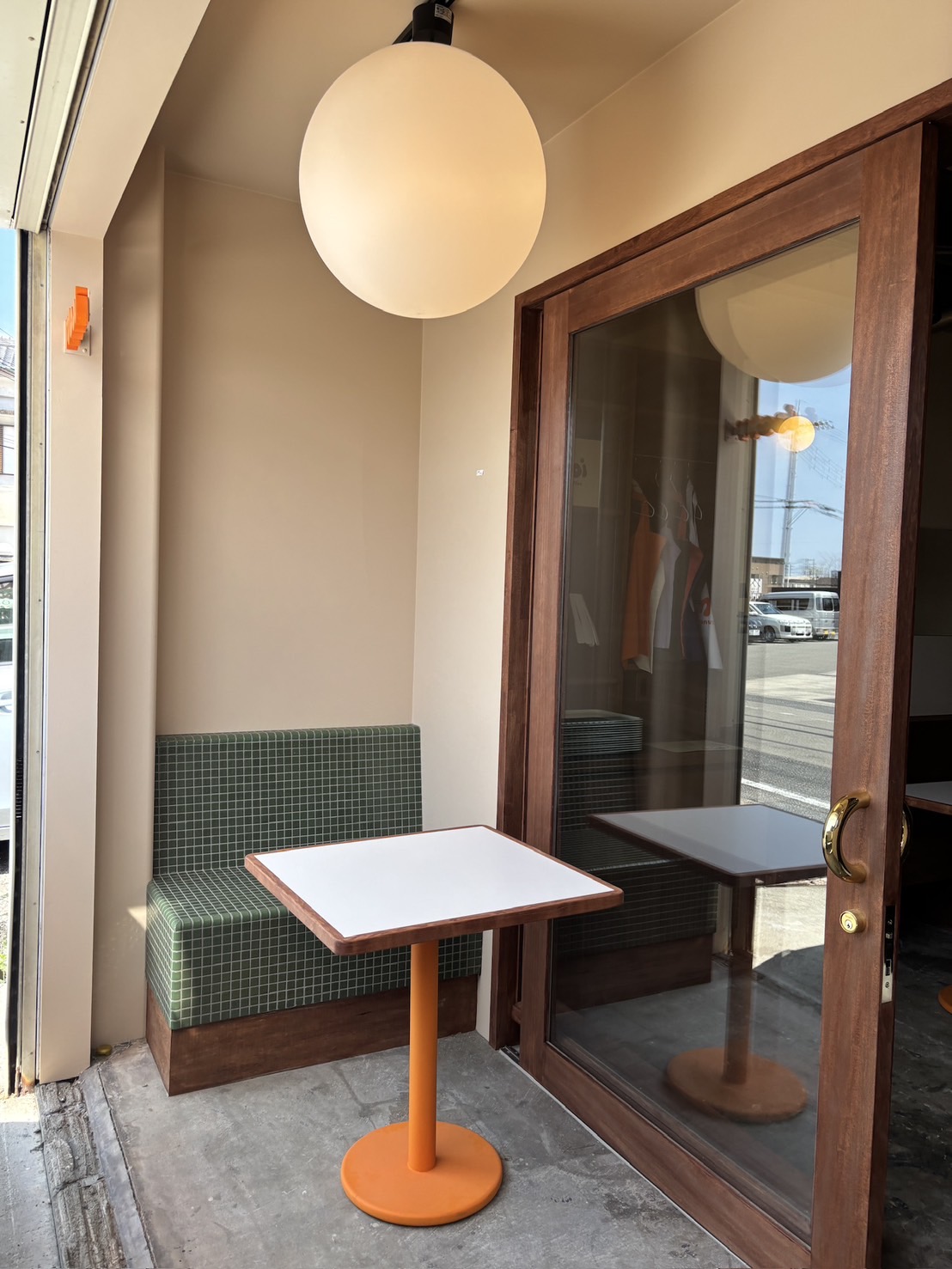 入口のベンチとまるいランプ